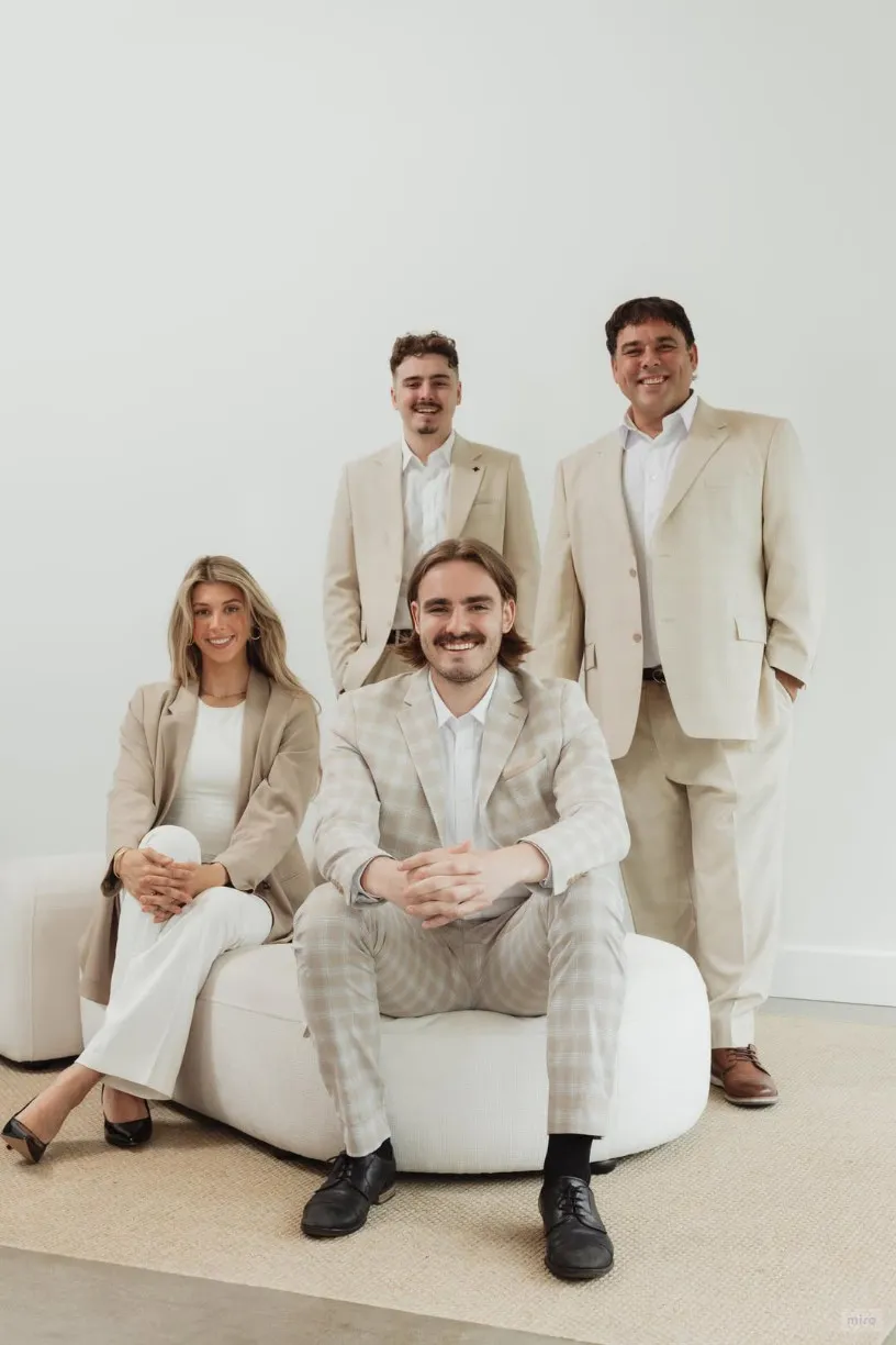 L'Équipe Zakary Levesque, quatre courtiers immobiliers, en portrait de groupe