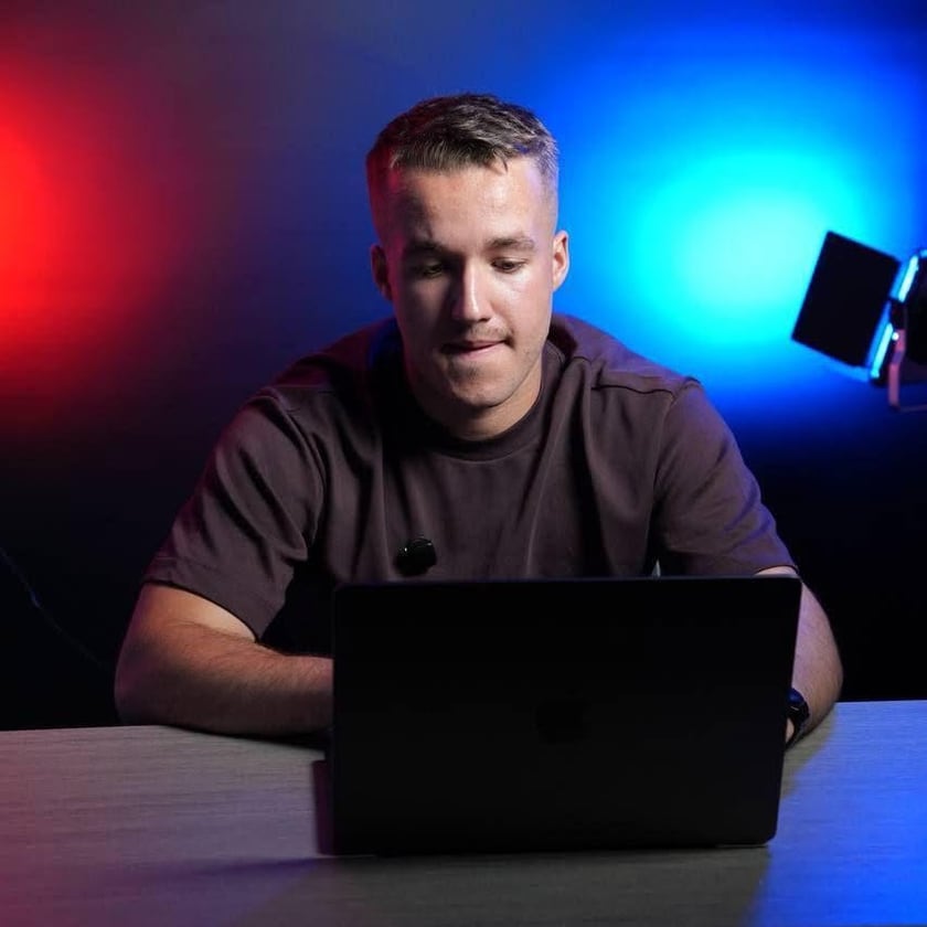 Samuel Nadeau, fondateur de Nadeauprod, au travail devant son ordinateur