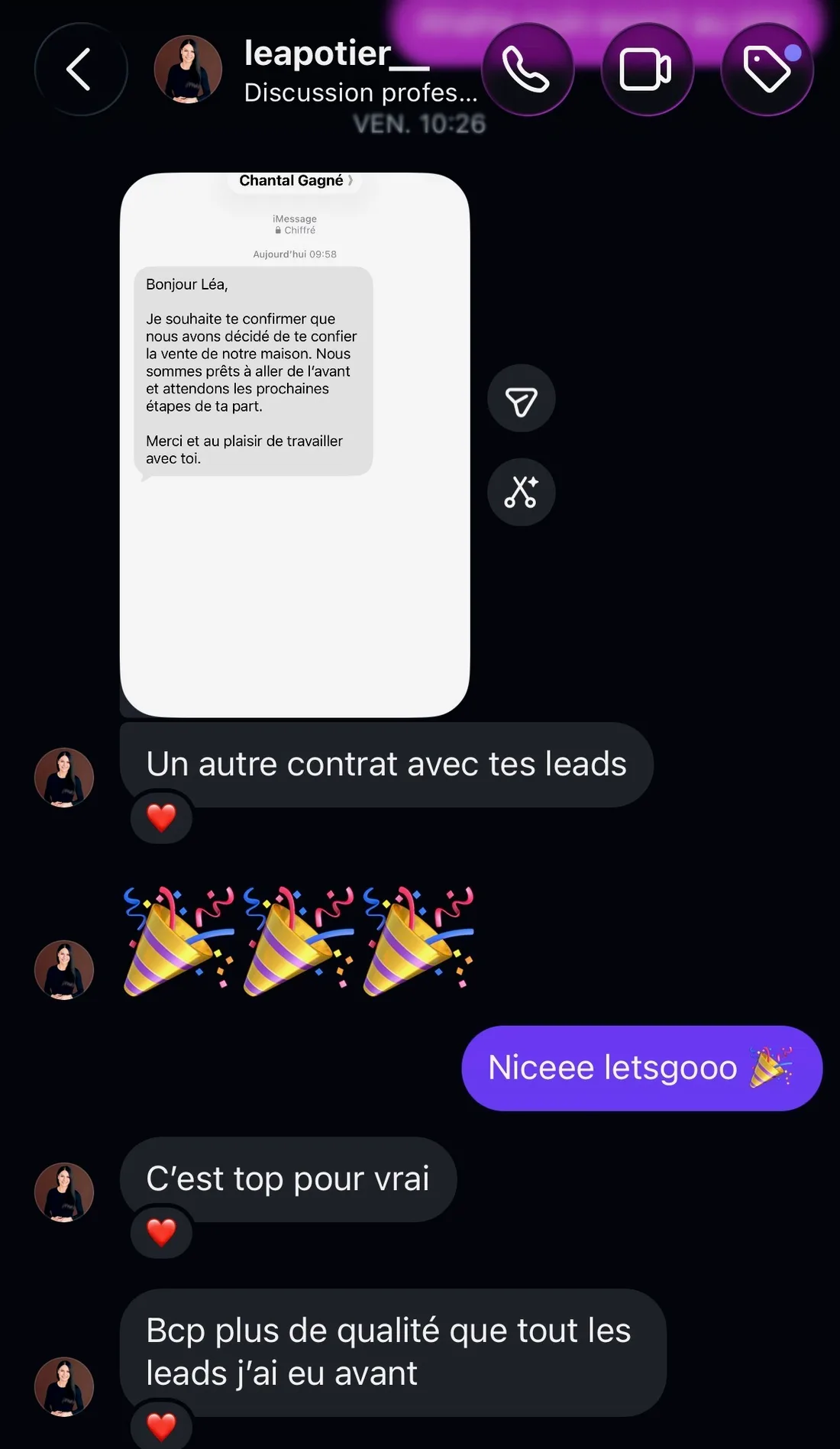 Conversation Instagram avec Léa Potier. Elle partage la capture d'un iMessage d'un client : « Je souhaite te confirmer que nous avons décidé de te confier la vente de notre maison. Nous sommes prêts à aller de l'avant. » Elle écrit ensuite « Un autre contrat avec tes leads », suivi d'emojis de fête ; Samuel répond « Niceee letsgooo » ; elle conclut « C'est top pour vrai » puis « Bcp plus de qualité que tout les leads j'ai eu avant ».